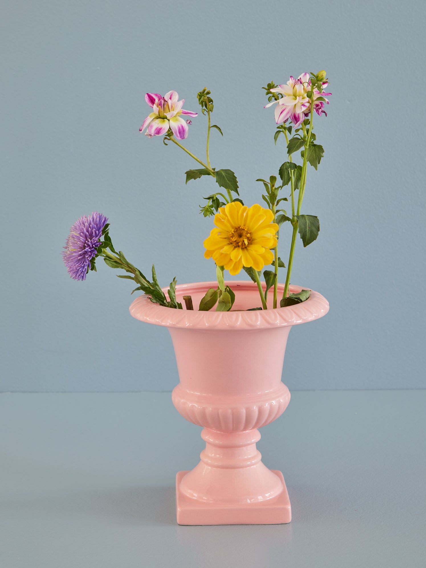 KOKOF - Maceta de hierro con patas altas, diseño de flores, color rosa  claro : : Jardín