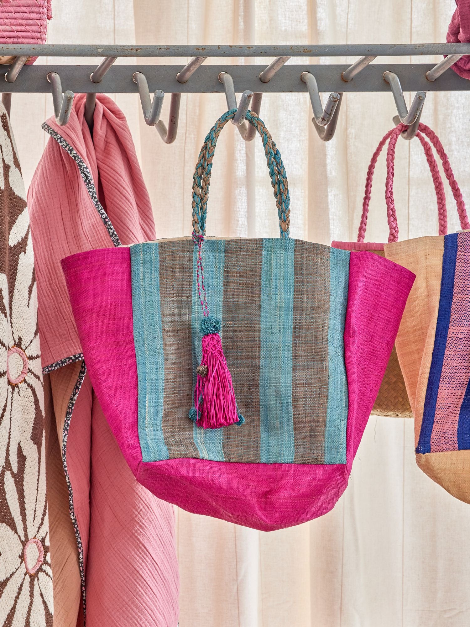 Koop Groot Raffia Tas Fuchsia