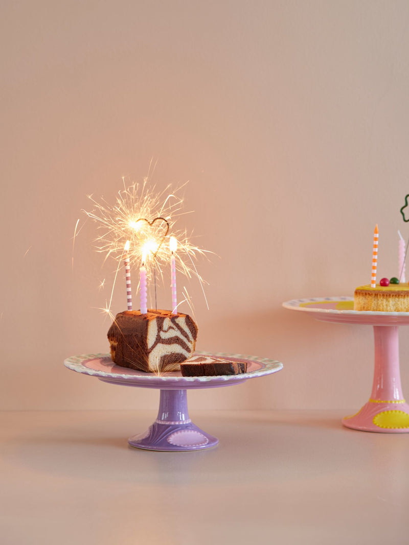 Un Gâteau D'anniversaire Avec Un Cierge Magique Dessus